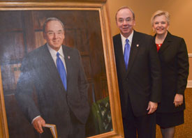Union President David S. Dockery and his wife Lanese stand next to the new portrait of Dockery that trustees unveiled Dec. 2. (Photo by Morris Abernathy)