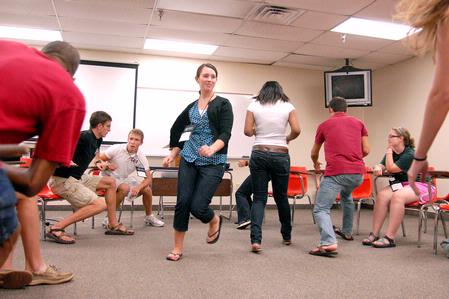 Lily Coursey plays an icebreaker game with her Focus group during new student orientation.
