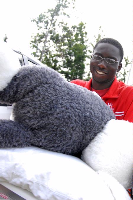 Hani Nyabam, senior computer science major, helps an incoming freshman move things into the dorms on freshman move-in day.
