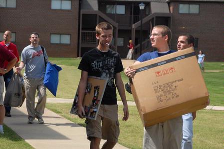 Jordan Hayes, freshman, and his brother Jacob move into the Heritage Complex on freshman move-in day.

