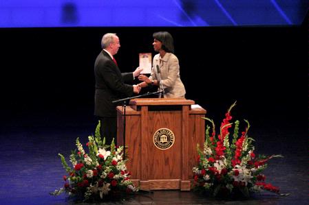 President Dockery thanks Former Secretary of State Condoleezza Rice for her keynote speech at the 2009 Scholarship Banquet.