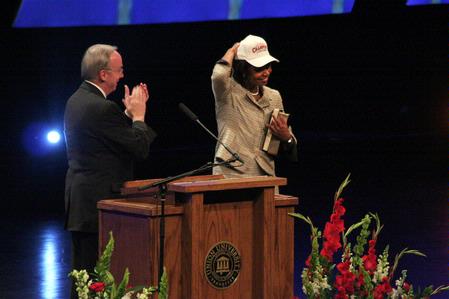 President Dockery thanks Former Secretary of State Condoleezza Rice with an NAIA Championship hat after her keynote speech at the 2009 Scholarship Banquet. 
