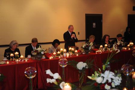 President Dockery leads in prayer at the lead sponsor's dinner at the 2009 Scholarship Banquet.