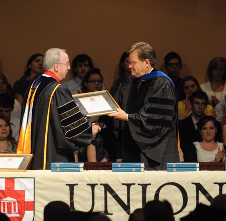 President David S. Dockery presents Gene Fant, vice president for academic administration and dean of the college of arts & sciences, with a plaque in honor of his new role at the university.