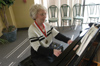Jane Albritton Miller (‘54) entertained her class during their 50-year reunion.  - Photo by Jim Veneman