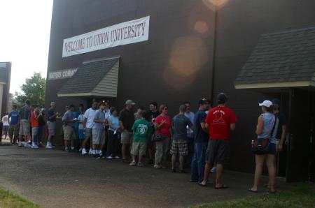 Approaching the opening hour of move-in, many families arrived to beat the heat and were lined up outside of Watters Commons as they waited to take their first steps towards moving into their dorms.