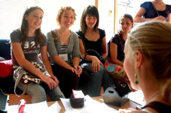 8/26/2007 - Students in Elizabeth Wood's Focus group chat after a scavenger hunt. (ID: 7840)
