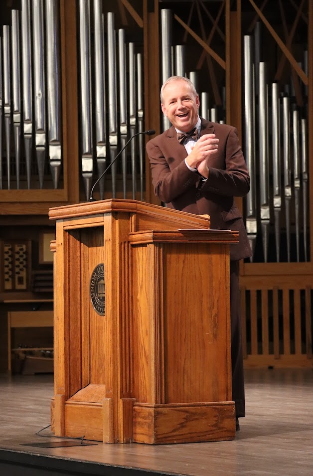 Dr. Dub Oliver, Union University's president, expresses thanks to Dr. Stephen Carls, the Carls-Schwerdfeger Lectureship coordinator, during his welcome remarks at Dr. Michael Neiberg's evening lecture on October 24, 2022.