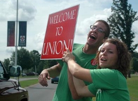 Seniors Luke Allison and Katie Holloway greet new students as they arrive on campus. Enrollment for the fall is a record-high 4,050 students, including a record-high 545 freshmen. (Photo by Beth Spain)
