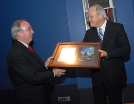 Union President David S. Dockery (left) presents Southern Baptist Convention President Frank Page with the M.E. Dodd Denominational Service Award in San Antonio. (Photo by Morris Abernathy)