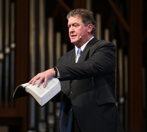 Steve Gaines preaches in chapel in 2017. (Photo by Kristi Woody)