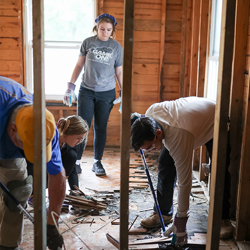 Union University students volunteer with Waverly flood relief efforts