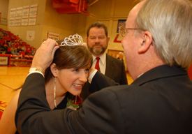 Union President David S. Dockery crowns senior Lindsey Abell as Homecoming queen Nov. 4. (Photo by Morris Abernathy)