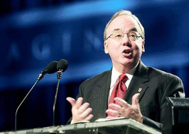 David S. Dockery addresses the Southern Baptist Convention in Indianapolis. (Photo by Morris Abernathy)