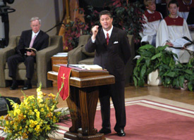 Steve Gaines preaches at Bellevue Baptist Church. (Photo by Morris Abernathy)