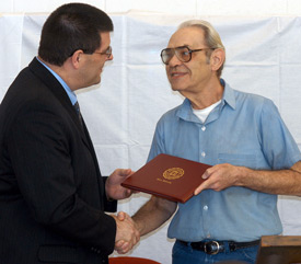 Charles Fowler (left), senior vice president for university relations, presents Jerry Hughes with his diploma in a recent graduation ceremony at the Turney Center prison. (Photo by Tim Ellsworth)