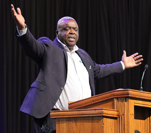 Michael Ellis, president of the Tennessee Baptist Convention, speaks in chapel Sept. 9. (Photo by Sol Bee Park)