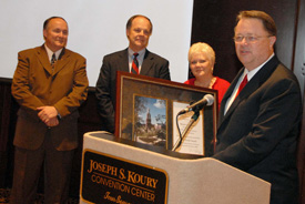 Morris Chapman, president of the Southern Baptist Convention's Executive Committee, speaks to Union alumni and friends after receiving the M.E. Dodd Award. Also pictured are Chapman's wife Jodi, and Union trustees Jerry Tidwell (left) and Mike Weeks. (Photo by Morris Abernathy)