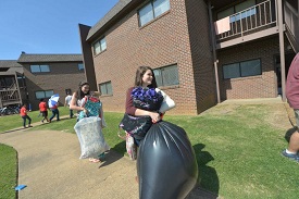 New students moved into Union University's campus apartments in preparation for the start of classes Aug. 19 (Photo by Morris Abernathy)