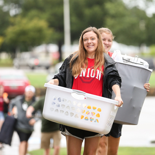Returning students, faculty and staff helped new students move into their rooms. (Photo by Kristi Woody)