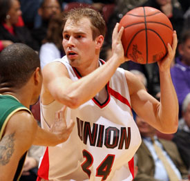 Matt Neaville scored 17 points in the Bulldogs' opening round win in the NAIA national tournament. (Photo by Brian Beard)