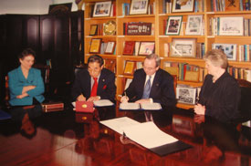 Union President David S. Dockery and Yambian President Chin Kyung Kim sign the "Agreement of Partnership and Exchange."