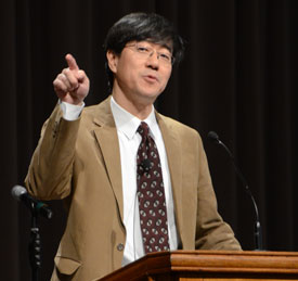 Peter Cha, of Trinity Evangelical Divinity School, speaks in chapel March 11. (Photo by Beth Spain)