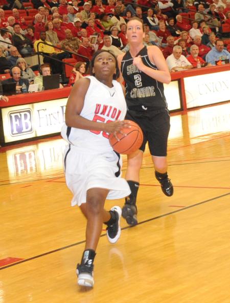 Freshman Lavanda Ross drives to the basket in Union's Homecoming win over St. Cathatrine (Ky.) College. - Photo by Morris Abernathy