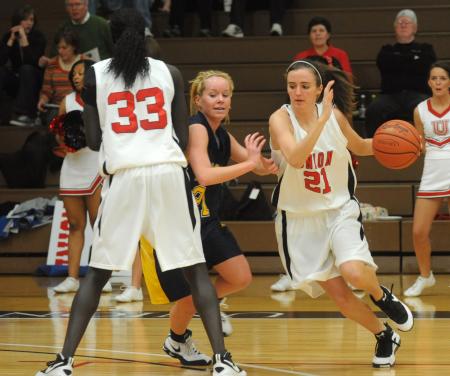 Junior guard Lindsay Flynn (21) drives around a defender in Union's win over Blue Mountain (Miss.) College. - Photo by Morris Abernathy