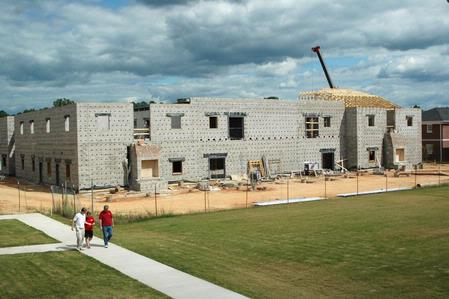 Construction on the new commons building continues as 
students move into their rooms in the Quads. - Photo by Beth Spain