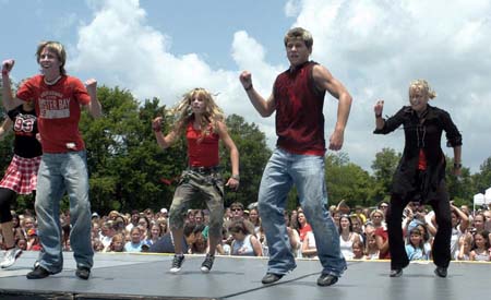 Teen group Jump 5 performs at a WAY-FM Brown Bag Concert sponsored by Union University in Franklin, Tenn. - Photo by Jim Veneman