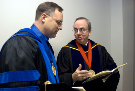 President David S. Dockery discusses the August 2003 commencement exercies with speaker Dr. Michael Spradlin, President of Mid-America Baptist Theological Seminary. - Photo by Jim Veneman