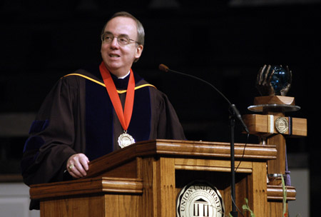 President David S. Dockery welcomes the graduates and their friends and families at the August 2003 commencement exercises. - Photo by Jim Veneman