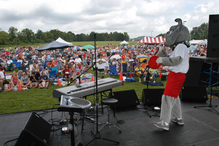 Buster dances for the crowd at a Steven Curtis Chapman Brown Bag concert sponsored by Union in Franklin, Tenn. - Photo by Jim Veneman