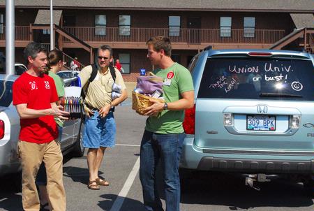 Union faculty, staff, and students help incoming freshmen move their things into their dorm rooms on Move In Day.  - Photo by Abigail Harris