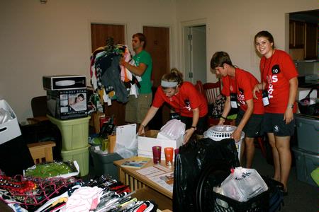 Jordan Float, Rebecca Eaton, Kirby Lewis, and Emily Alm help new students move their things into the dorms on Move In Day.  - Photo by Ebbie Davis