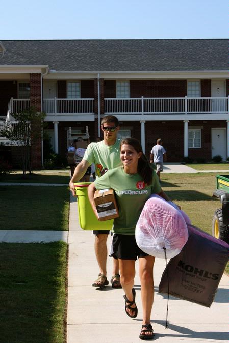 Life Group leaders Spencer Connatser and Elsie Krinsky offer helping heads as new students move onto Union's campus.  - Photo by Ebbie Davis