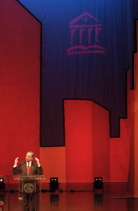 President David S. Dockery addresses the audience at the end of the 2003 Scholarship Banquet featuring former New York City Mayor Rudolph Giuliani. - Photo by Jim Veneman