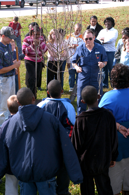Chemistry professor Charles Baldwin and Junior Chemistry major Neil Jackson talk about the benefits of trees to students at Parkview Montessori during Day of Remembrance 2003. - Photo by Jonathan Blair