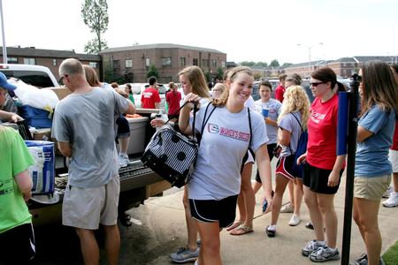 Natalie Stallings, junior elementary education major, helps unpack cars during New Student Move-in. - Photo by Deanna Santangelo