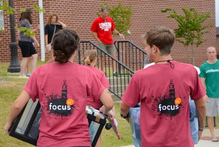 Focus leaders Abigail Ebensberger and Kirby Louis help during New Student Move-in.  - Photo by Ebbie Davis