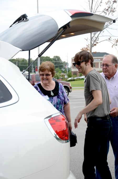 Greg Thornbury, dean of the school of theology and missions, helps the family of a new student unload during New Student Move-in. - Photo by Ebbie Davis