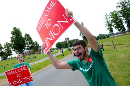 Robert Fryman, junior business management major, and fellow life group leader, Amelia Krauss, junior journalism major, welcome freshmen onto Union's campus during New Student Move-in.  - Photo by Ebbie Davis
