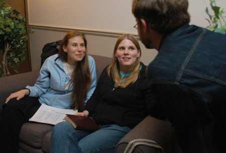 Laura Lee Moore and Lindsay Sloas talk with Tim Weisemann at Mochafee 2004. - Photo by Kristen Nicole Sayres