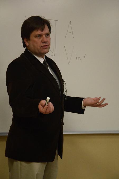 Gene Fant, vice president for academic administration and dean of the school of arts and sciences, talks to students, faculty, and community members about citizen journalism at the Town & Gown: Media, Politics, & Democracy lecture series. - Photo by Anne Richoux
