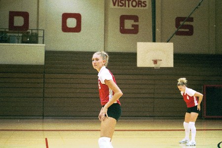 No. 5 Andrea Darr (left) and No. 4 Lindsay Stahlberg await the serve - Photo by Tommy Sadler