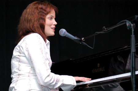 Recording artist Ginny Owens performed for the Union community in chapel and a coffee house during Homecoming 2004.  - Photo by Jonathan Blair