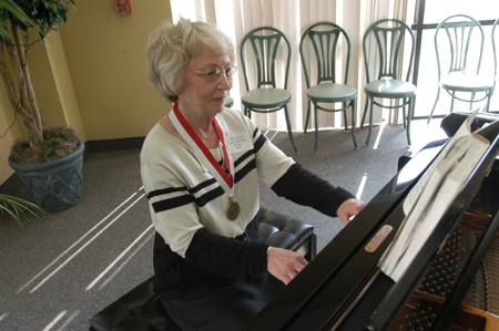 Jane Albritton Miller (‘54) entertained her class during their 50-year reunion.  - Photo by Jim Veneman
