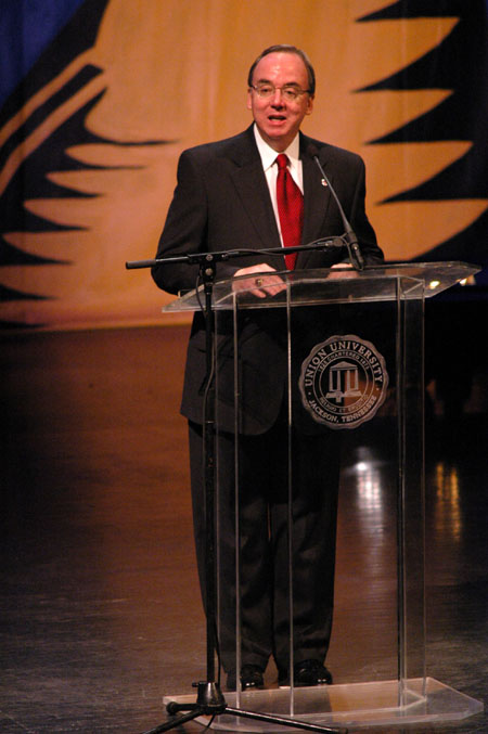 Union President David S. Dockery welcomes an audience of 2200 to the Eighth Annual Scholarship Banquet.  - Photo by Lindsay Stavish
