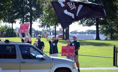 Lifegroup leaders welcome new students as they arrive on move-in day. - Photo by Elizabeth Wilson